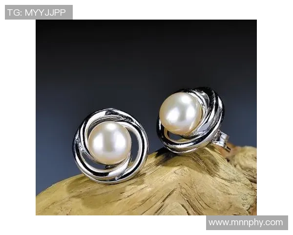 足球明星代言的耳钉时尚潮流引领年轻人的个性表达与品位选择