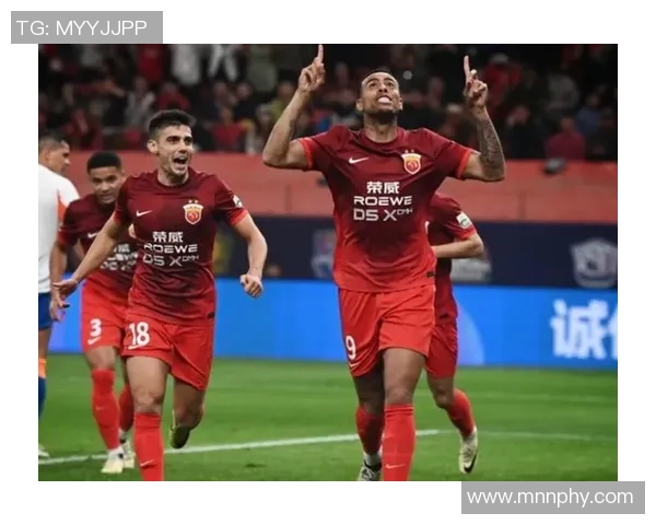 足球明星加盟死敌球队引发球迷热议昔日恩怨再度升级成焦点话题